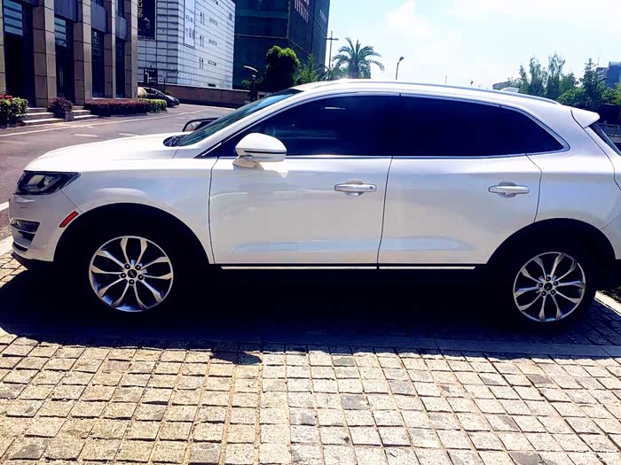 朝阳下的林肯c还是蛮精神干净的吧.