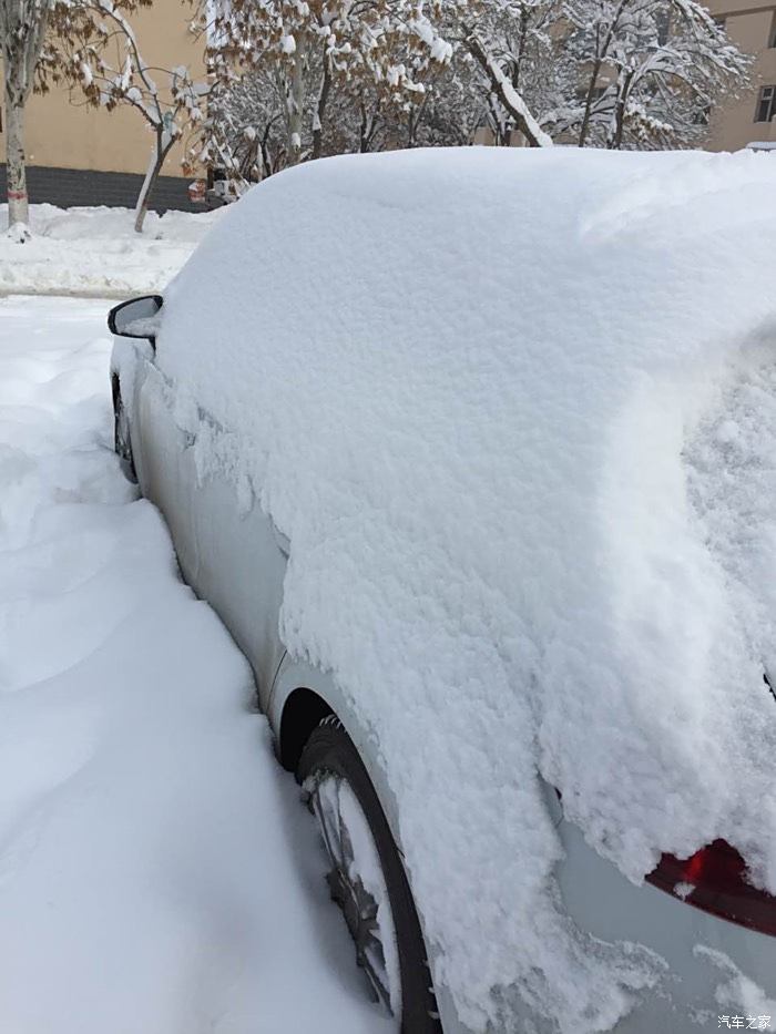 下雪了,露天停车车上全是雪,怎么办