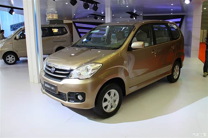 堵车遇到一汽大发土豪金,偷拍了,不好意思