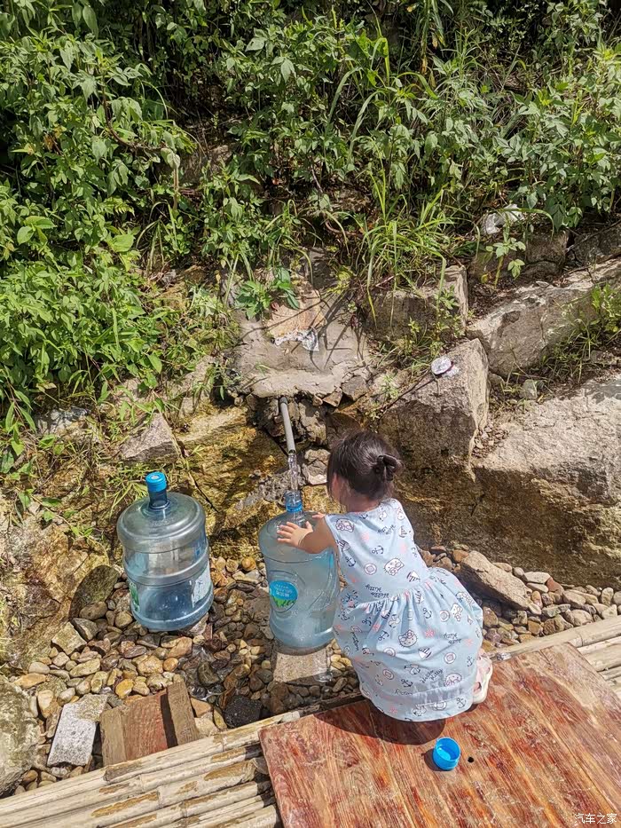 带着女儿来接山泉水—真甜