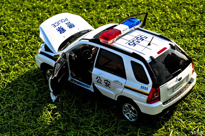越微观越精致09款起亚狮跑警车模型再评测