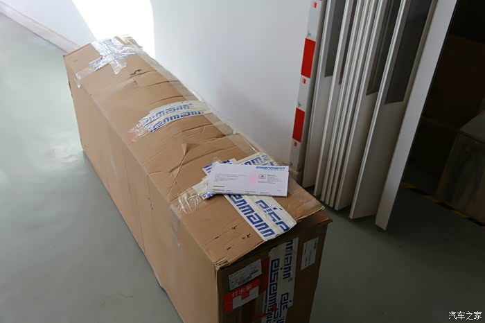 个大纸箱,包裹的非常严实,装着eicemann排气管的相关物品