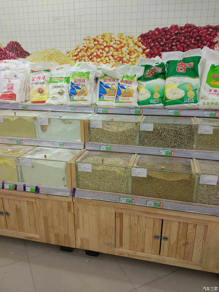 文林这个超市人就多了,先买点主食