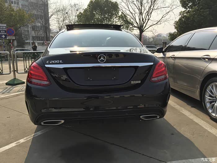 屁股下面为什么是黑色的,红色版本新版是红色的