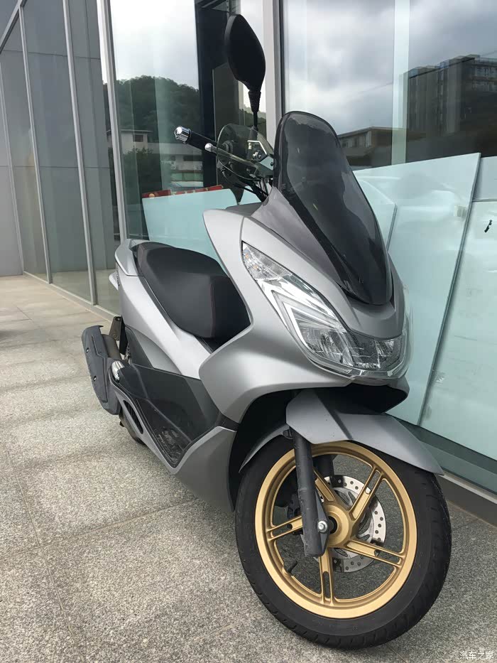 已订2015款本田pcx150 银色 到货上图