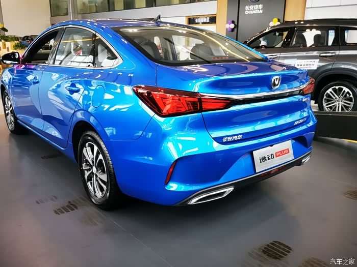 时尚靓丽的蓝色逸动plus蓝鲸版