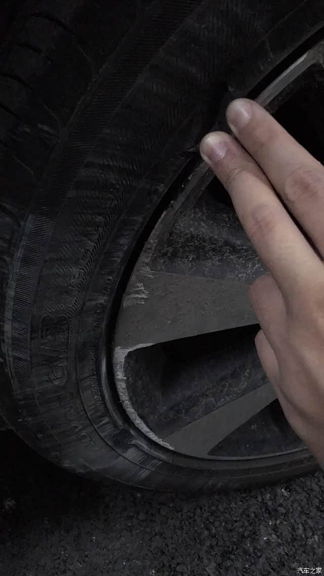 轮胎刮开一道口子,是否有必要换胎?附图