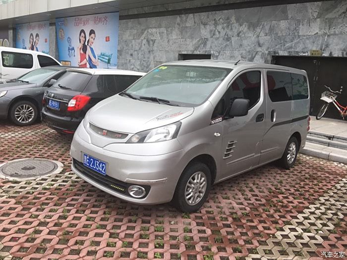 nv200初步改裝 隨後準備輪轂 大燈