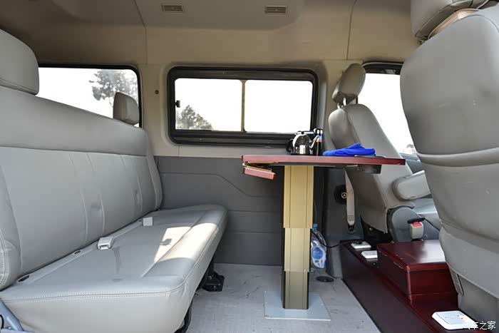 再来一张升降桌,折叠板收回,便于上下车