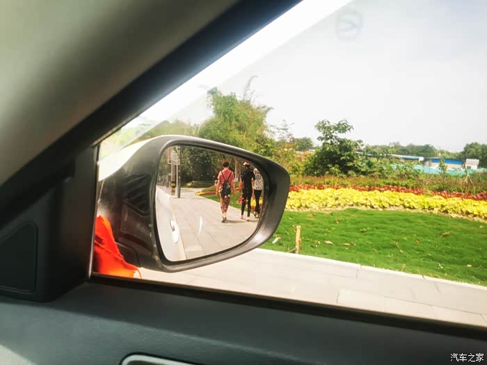 坐在副驾驶,透过车窗欣赏沿途风景,窗外美景让你目不暇接