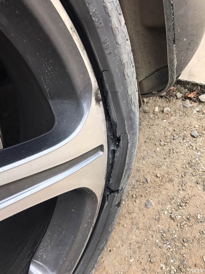 奔驰e300l,行使7000公里轮胎爆裂.求置顶!