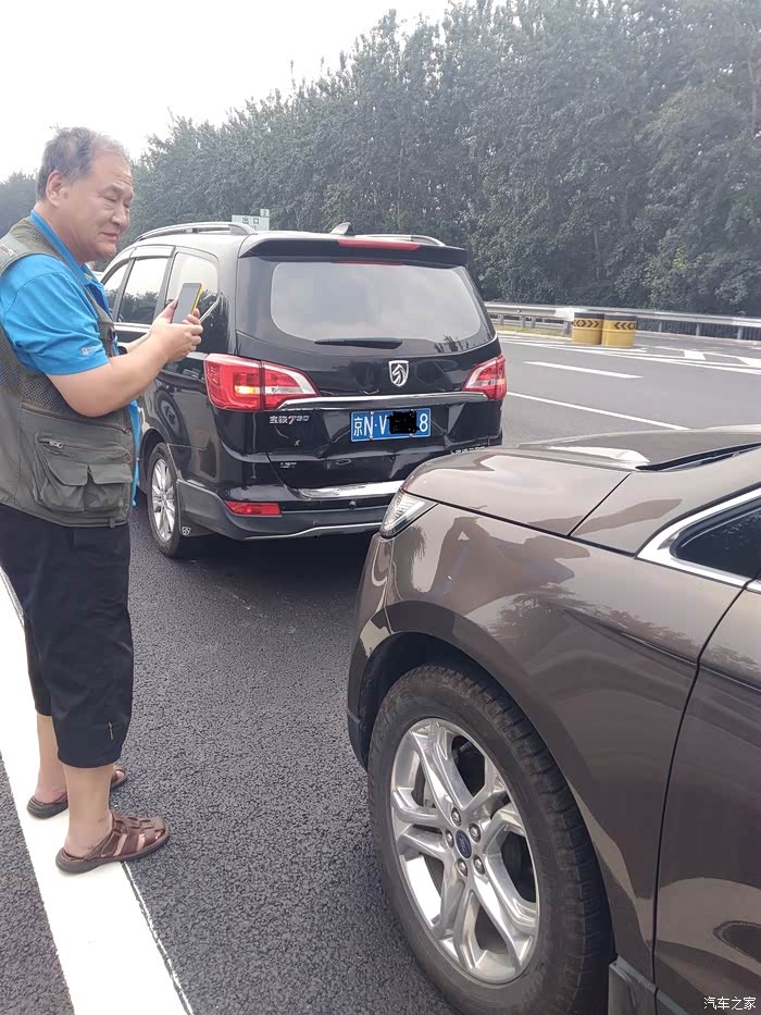 北京机场高速被追尾没有后防撞梁真可怕