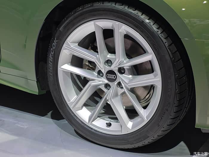 这款轮毂如果是纯白色的就好了!