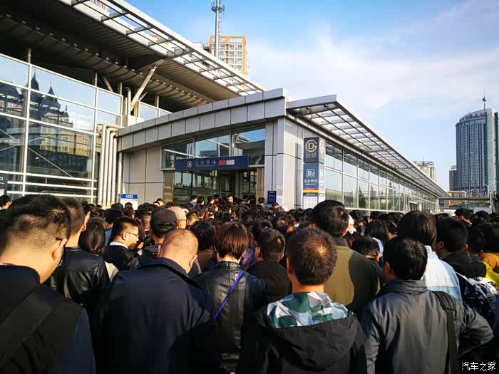 今早的回龙观地铁人山人海