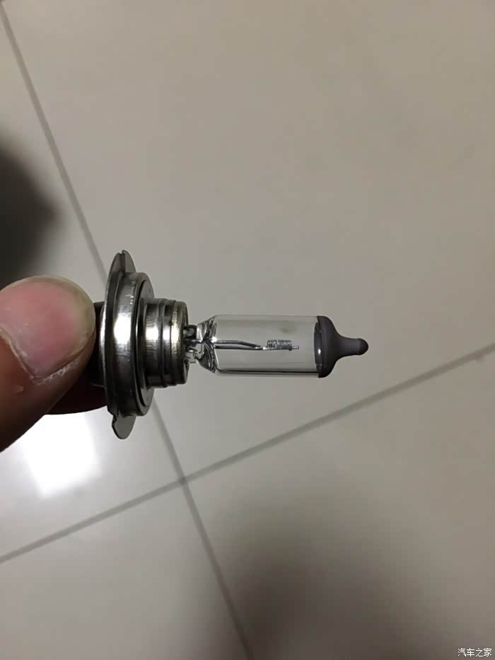 外面灯罩烧黑了一块,但是灯丝没断,就是不亮了,不知道怎么回事