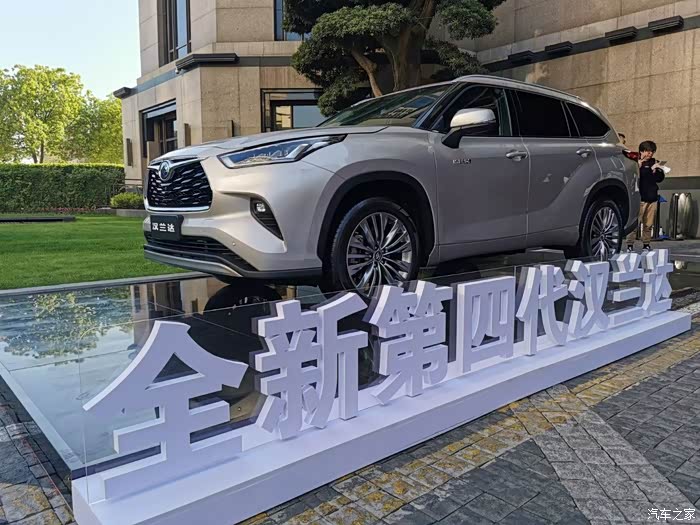 广汽汉兰达vs皇冠陆放,你会选哪个?