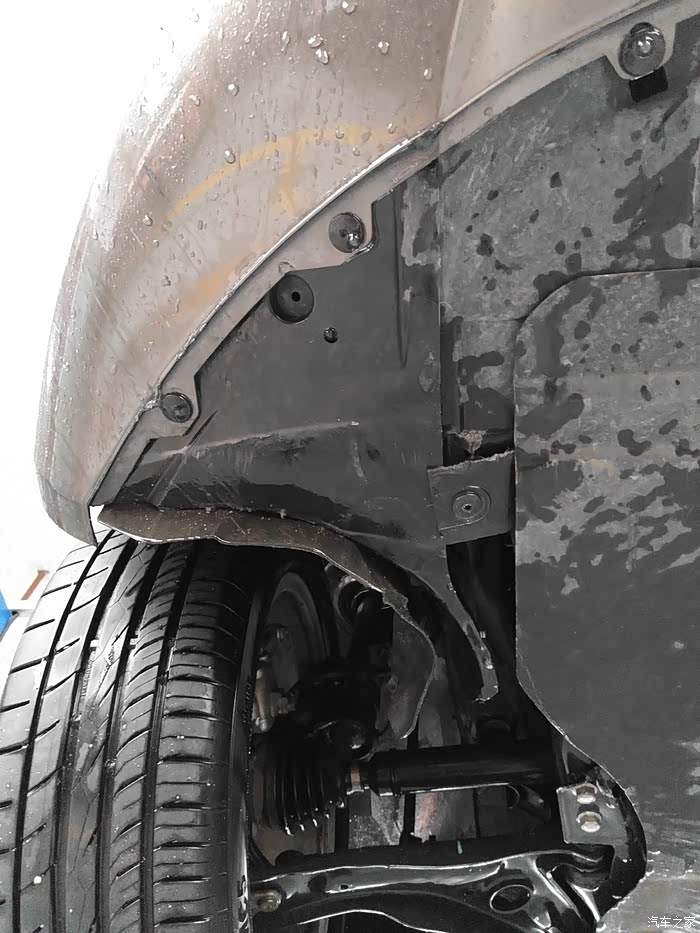 前保险杠护板和车轮扰流板坏了附底盘照片