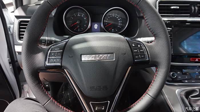 武汉国际车展实拍哈弗m6!后备箱空间真大啊!内附好多大长腿!