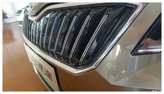 全系速派车标浮于引擎盖上, 前脸镀铬装饰不是那么夸张, 注重式整体