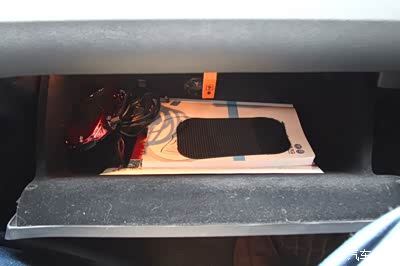 右边手套箱,放着说明书和电子狗