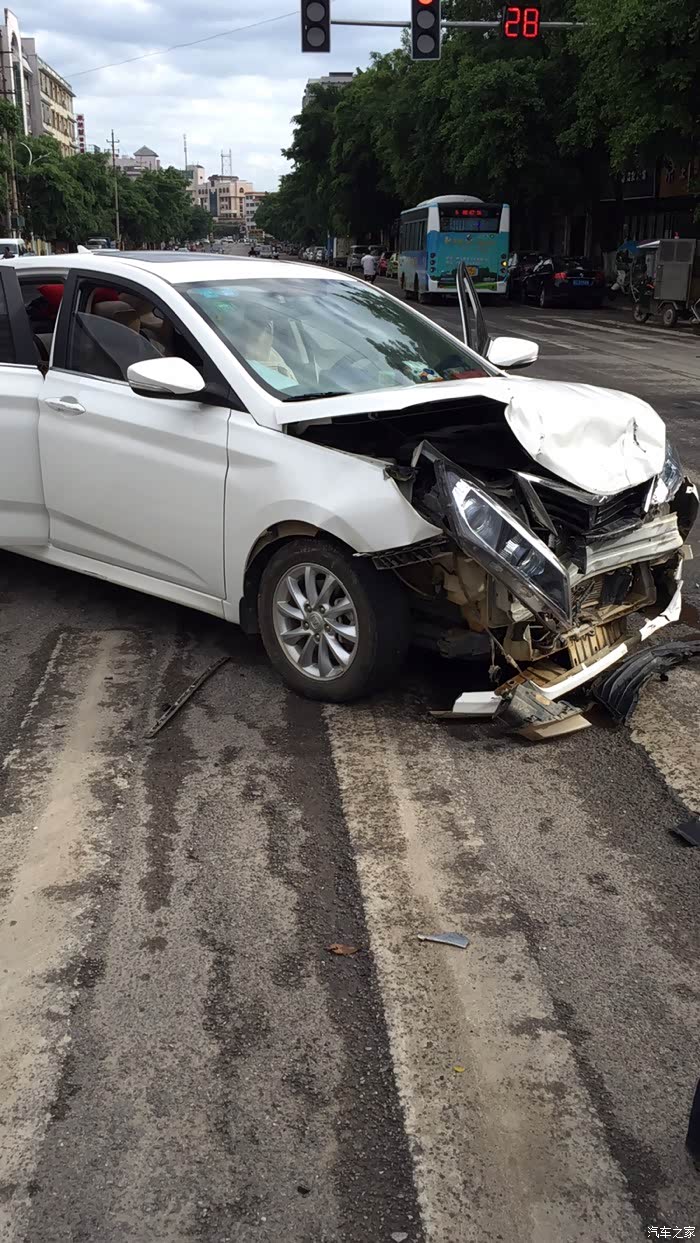 【图】运气不好,被人红绿灯撞车了_宝马7系论坛_汽车之家论坛