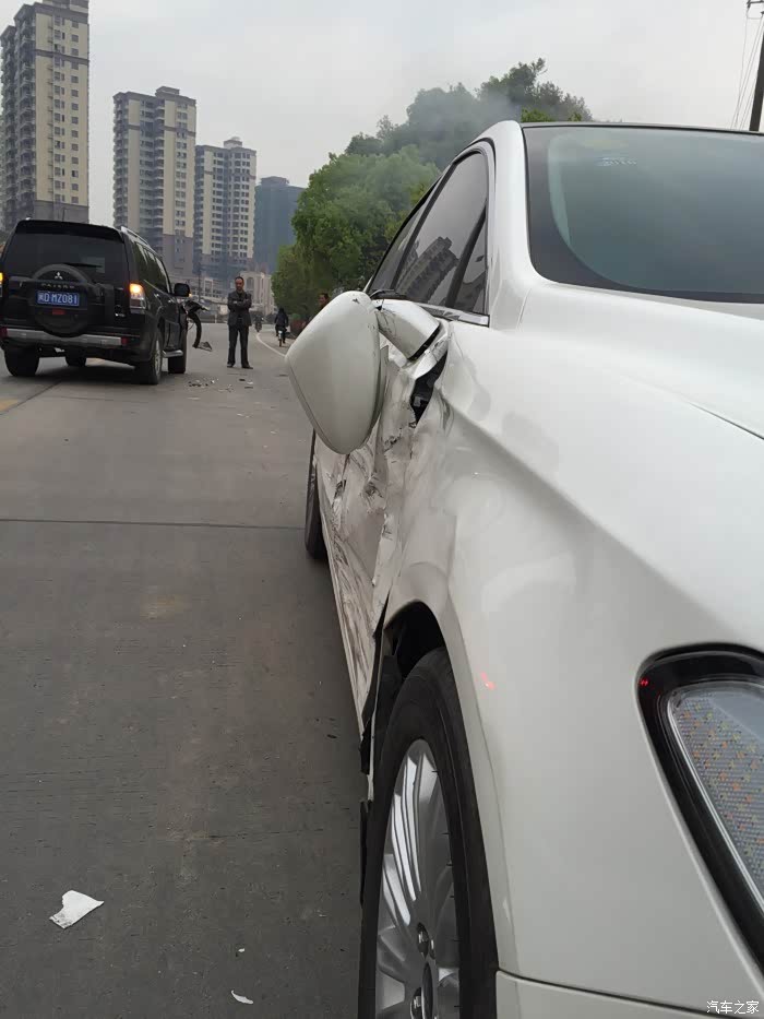 蒙迪欧被撞成这样了