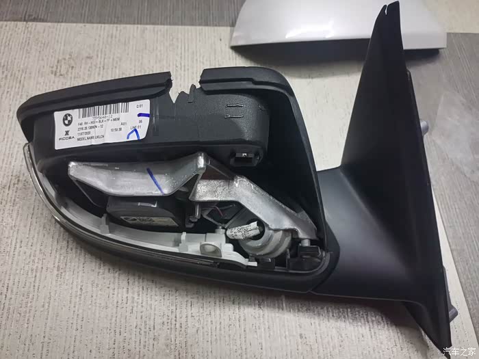 后视镜底座转轴完好