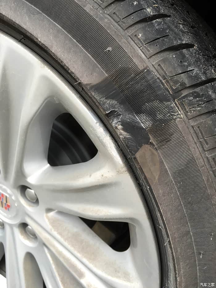 轮胎掉了一块胶