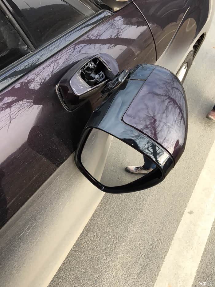 后视镜被撞了呀求助求助啊