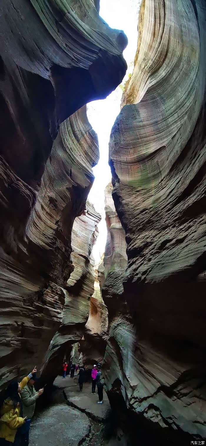 神奇的裂缝甘泉雨岔大峡谷