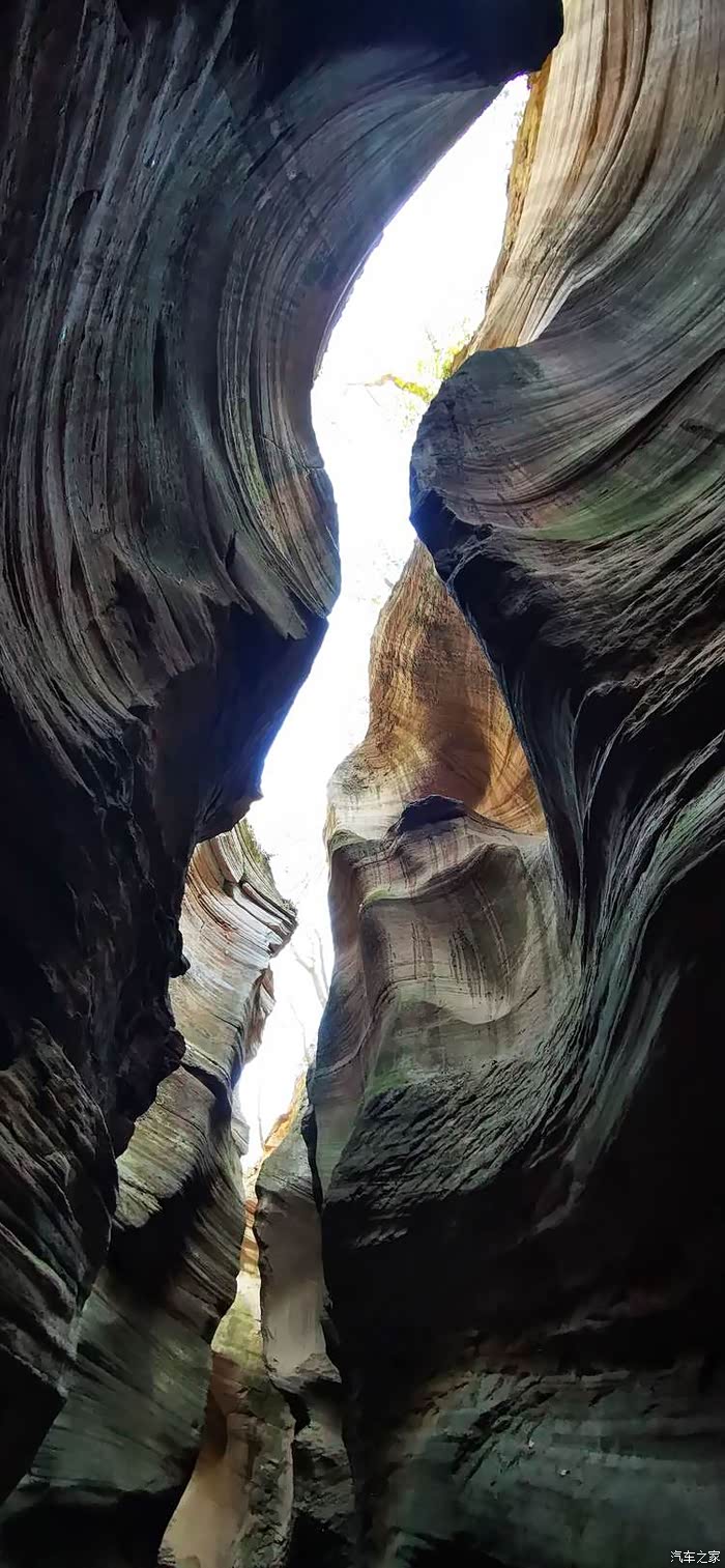 神奇的裂缝甘泉雨岔大峡谷