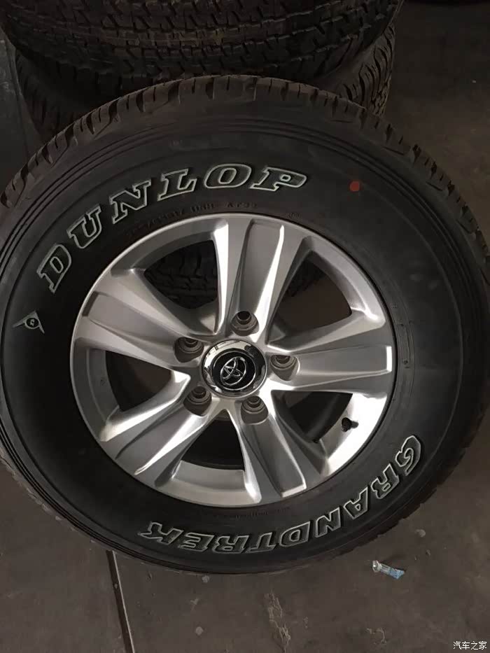 请问陆巡原装有这种轮毂吗?