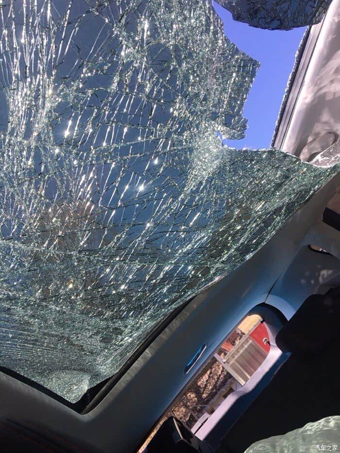 哈弗h2s 期盼已久的天幕 玻璃砸碎了 进来看看 惨不忍睹