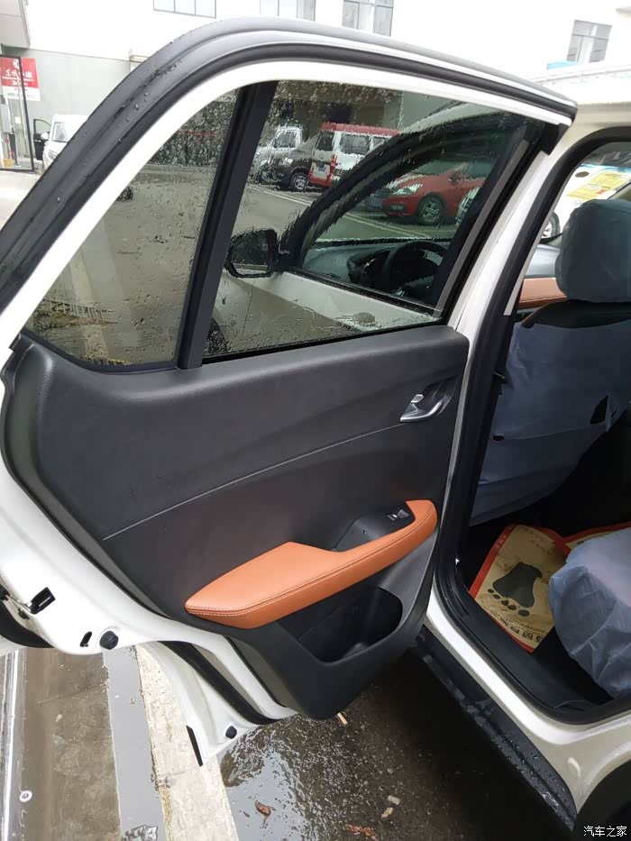 看到没有,这后排可是隐私玻璃哦.贴膜都不用!