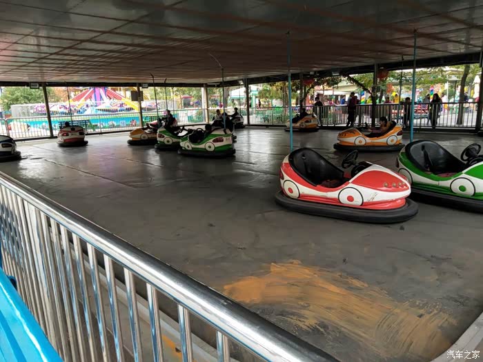 这个碰碰车的场地还是挺宽敞的,感觉也会很好玩.