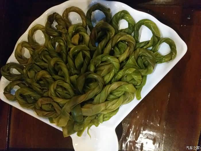 这样的蕨菜是在其他火锅店里没有的,煮熟后有山野菜的嚼劲.