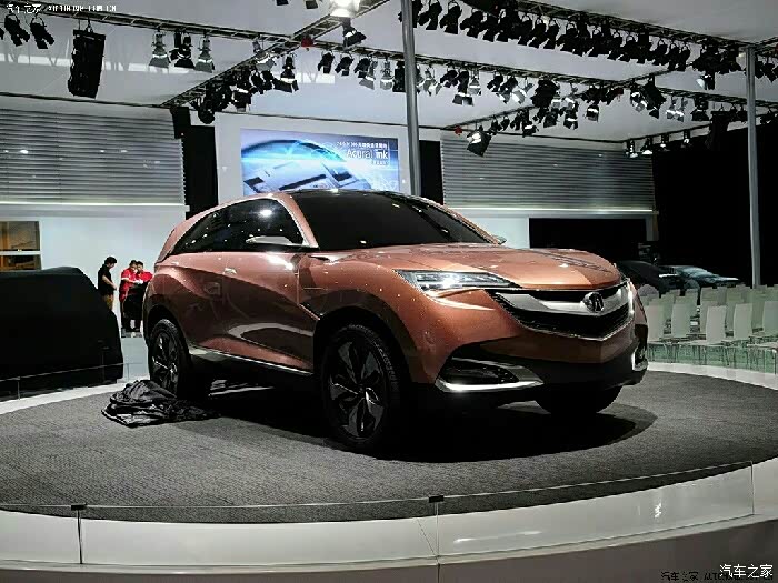 概念车这盾型前脸,符合讴歌的一贯设计,立体大气,改改直接拿来用不就