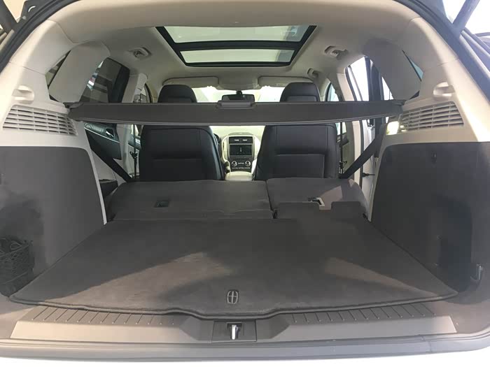 后备箱空间足,材质也让人舒服.林肯标识无处在.