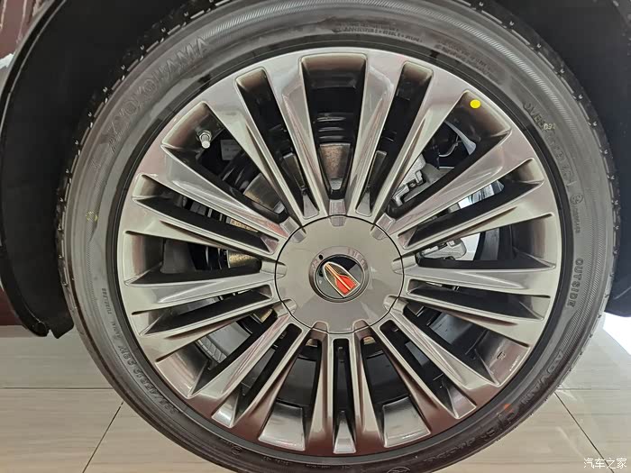 19寸的轮毂而且是碳黑色,漂亮!