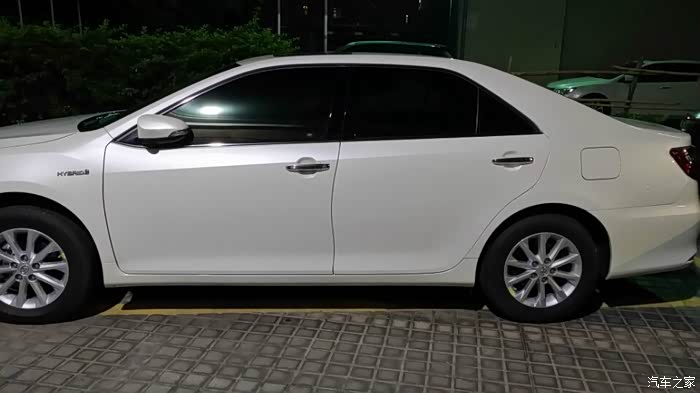 新车珍珠白左后门补漆偏黄又重喷了