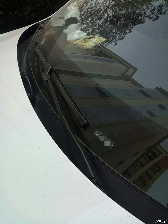 前档玻璃上有个小框框,显示的一串数字是车架号吗?