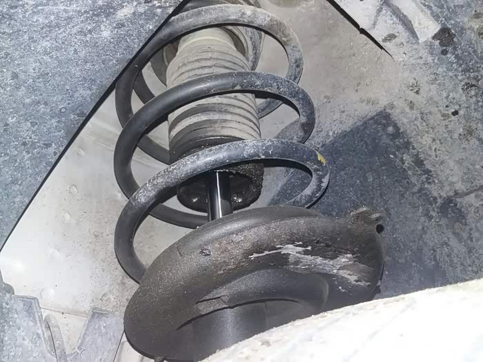 减震器漏油了,是否需要更换,请高手指点