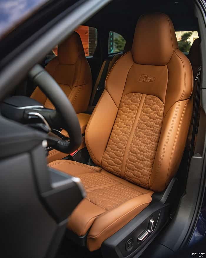 这款奥迪就是帅呆了那梦幻的进阶有动力棕色的座椅真是太迷人