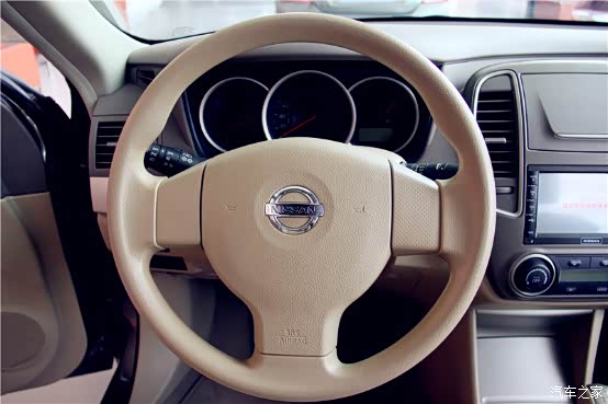 整个中空台都是使用的软质的搪塑材质,两个字形容三幅式方向盘:"精致!