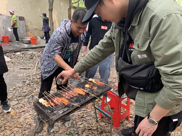 景区里小烧烤走起