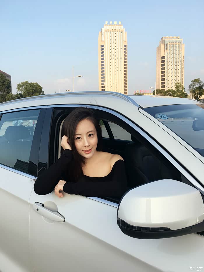 媳妇儿当车模一言不合躺车尾惹火媳妇睡衣诱惑