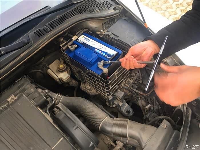 老明锐更换蓄电池记