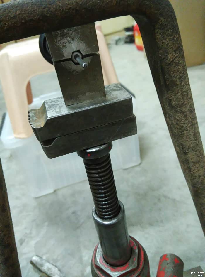 用千斤顶压.