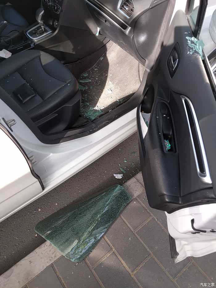 车玻璃被砸了多少钱啊