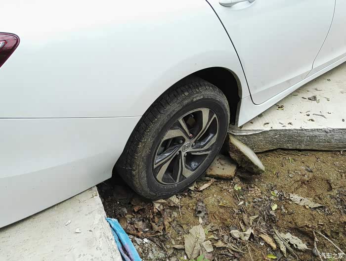 在线求助新款雅阁后轮掉进沟里起不来如何是好